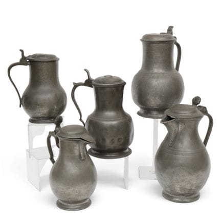 Cinque brocche in stagno con coperchio, XVIII-XIX 