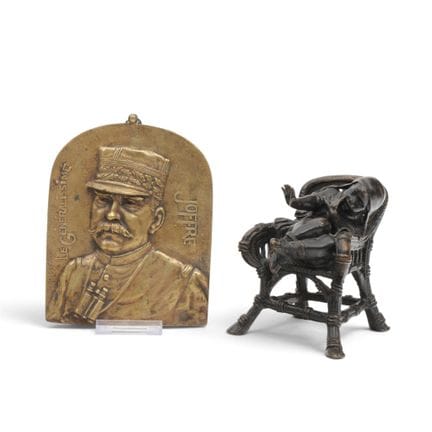Scultura in bronzo raffigurante un bambino su una 