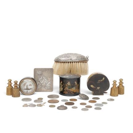 Various lidded boxes and coins.[zkj]