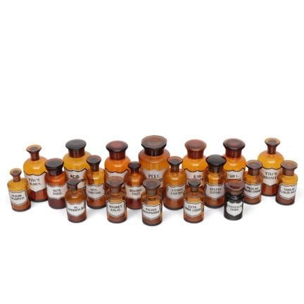 Verschiedene braune Apothekenflaschen aus Glas, um