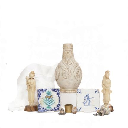 Varie; tra cui statuette in pietra ollare, una bro