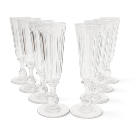 Acht champagnerfarbene Kristallflöten, um 1900, ca