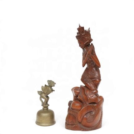 Scultura in legno intagliata in stile balinese con