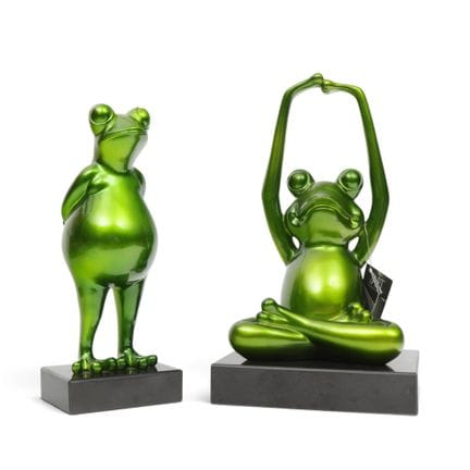 Due sculture in plastica raffiguranti rane su pied