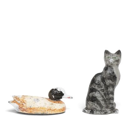 Due figure in piombo, un gatto e un'anatra. Dipint