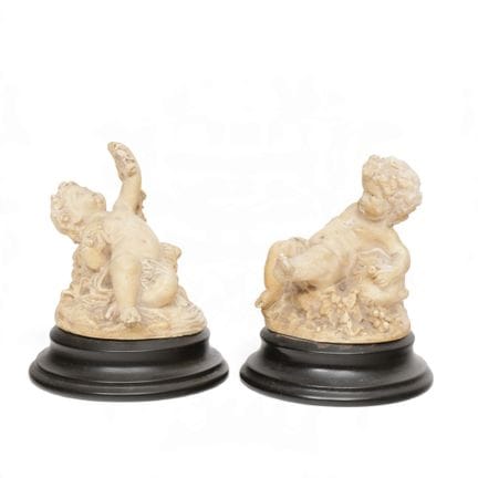 Due statuette decorative ispirate ai classici, put