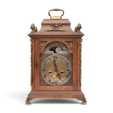 Orologio da tavolo in legno di noce ispirato a un 
