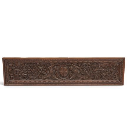Pannello in legno intagliato, XIX secolo; stemma c