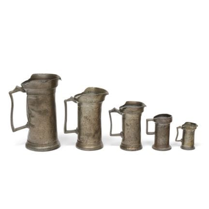 Set di cinque brocche graduate in stagno, XIX seco