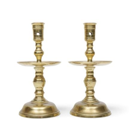 Par de candelabros de cobre con collarín, siglo XI