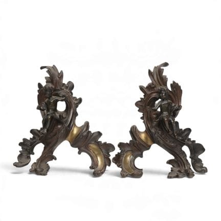 Par de chenets de cobre patinado con figuras, sigl