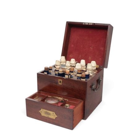 Inghilterra, farmacia da viaggio in legno di mogan