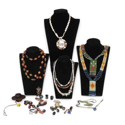 Collezione di collane, perline e catenine africane