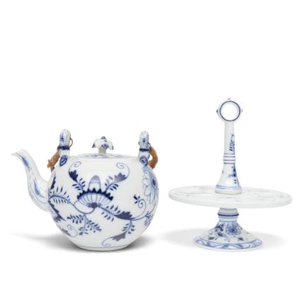 Meissen, blau-weiße Porzellan-Teekanne und Eierhal