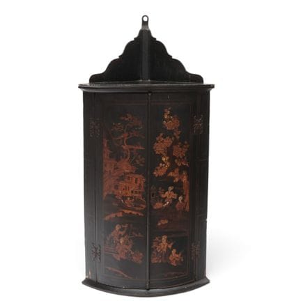 Small black lacquered wooden corner cabinet, 18th 