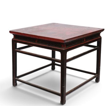 China, mesa de madera lacada en rojo sobre fondo n