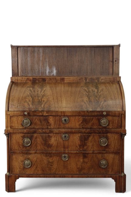 Escritorio rodante de caoba, circa 1800,con tapa s
