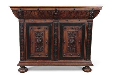Aparador de madera de roble, siglo XVIII, parcialm