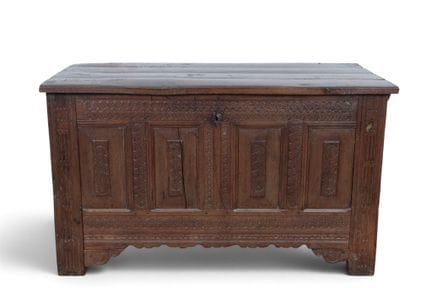 Caja de madera de roble, circa 1700, con cuatro pa