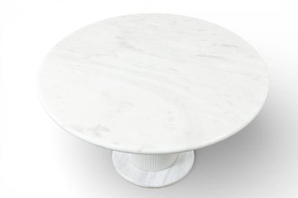 Tavolo rotondo con piano in marmo bianco. Su gamba