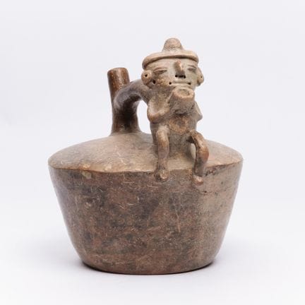 Perù, Moche, vaso a forma di staffa con flauto, 50