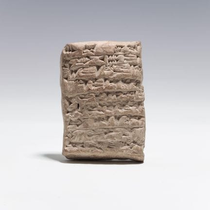 Una tablilla de arcilla con escritura cuneiforme, 