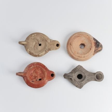 Une collection de quatre lampes à huile romaines e