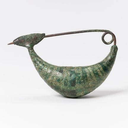 Una fíbula etrusca de bronce de estilo Villanovan,