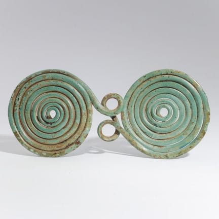Una magnífica y gran broche-fíbula espiral de bron