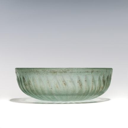 Un magnifique bol romain en verre translucide vert