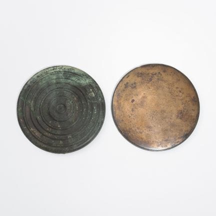 Un beau miroir romain en bronze en deux parties, d