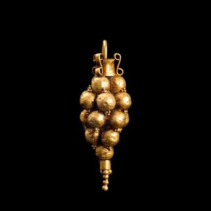 Colgante romano de oro con forma de racimo de uvas