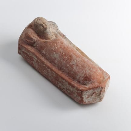 Un sonajero griego-helenístico de terracota, de en