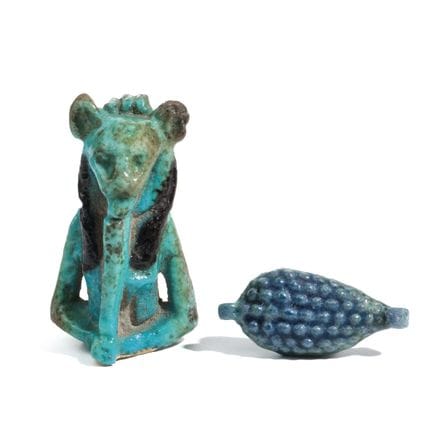 Egitto, un amuleto in faience blu a forma di grapp