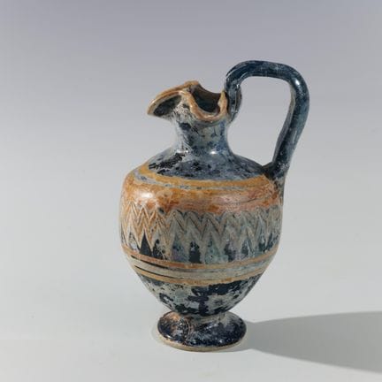 Oinochoe de formación en núcleo de estilo romano-h