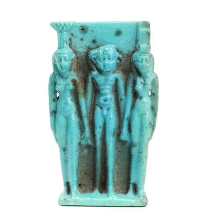 Egitto, amuleto a triade in faience blu raffiguran