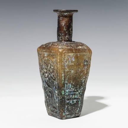 Une bouteille carrée en verre brun, d'origine roma