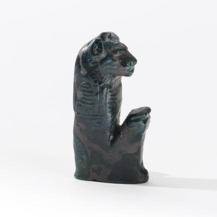 Egitto, amuleto in pietra scura a forma di Sekhmet