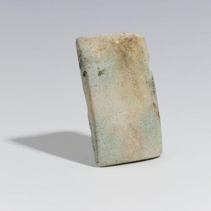 Piastrella in faience egizia di colore azzurro chi