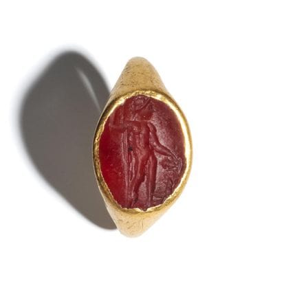 Une belle bague romaine en or à gravure en creux, 