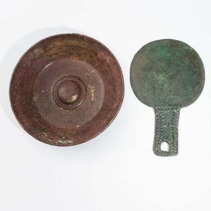 Un miroir romain en bronze à tressage d'argent et 
