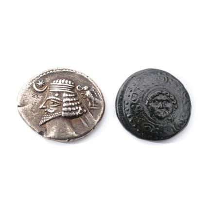 Una moneda griega de bronce con cabeza de Gorgione