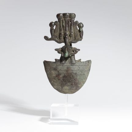 Egipto, una elegante égida de bronce, período de S