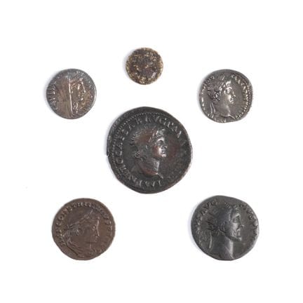 Cinq pièces romaines différentes : un denier en ar
