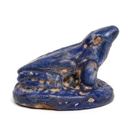 Egitto, amuleto in faience blu intenso a forma di 