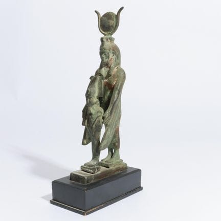 Egitto, scultura in bronzo raffigurante Iside alat