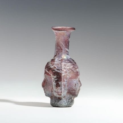 Rare bouteille romaine en verre couleur aubergine,