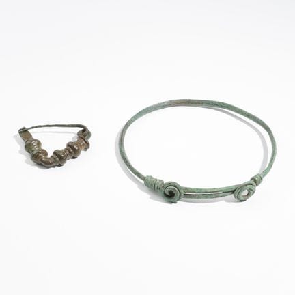 Un bracelet coulissant romain en bronze et une fib