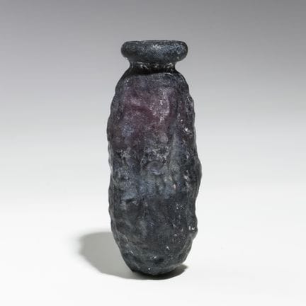 Verre romain de couleur aubergine, en forme de dat