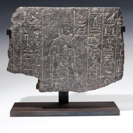 Egipto, fragmento de granito negro de un sarcófago